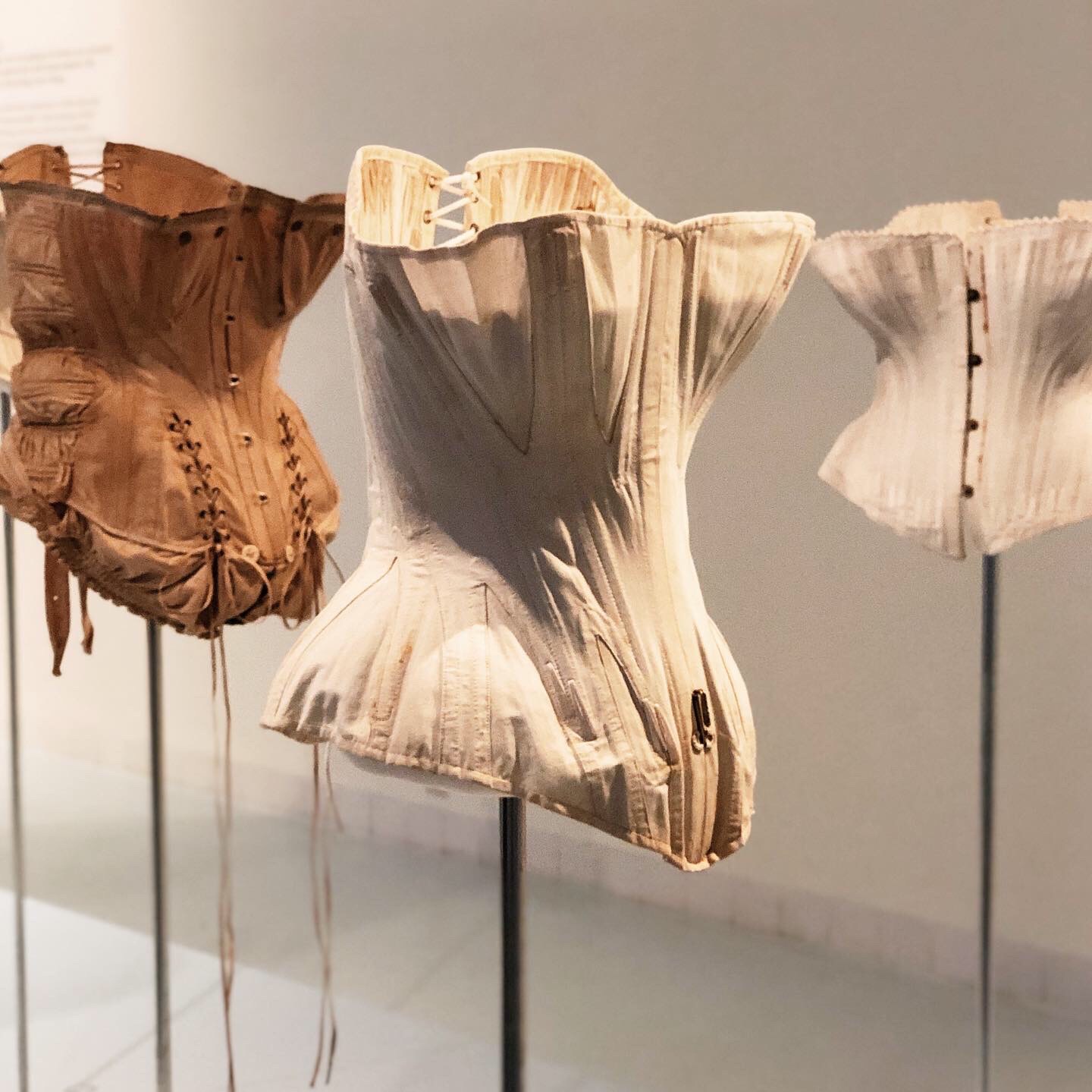 Le corset à la rescousse des tailles de guêpes Absolufeminin